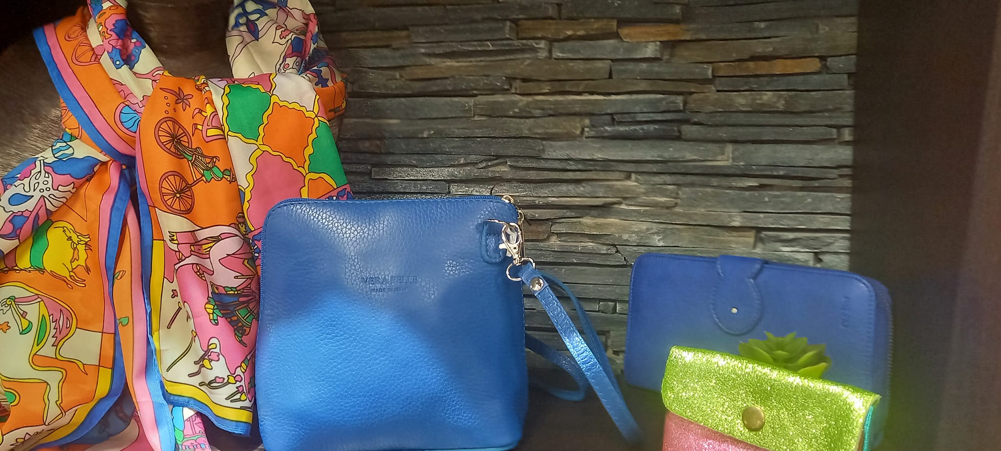 Bijouterie fantaisie, sacs à main et accessoires de mode et textile